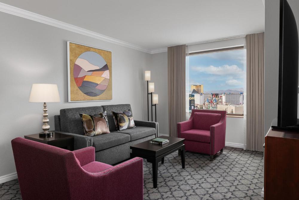 1 King, Sofa bed, Kitchenette, Microwave, 695sqft/63sqm, Living/sitting area, Dining area, Separate living room  interior